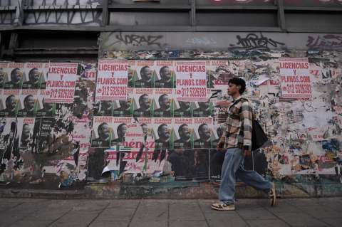 “Vote por…”: el empapelamiento electoral que inunda a Bogotá