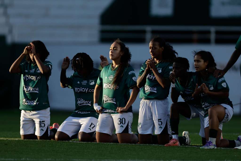 AMDEP6875. BANFIELD (ARGENTINA), 18/10/2025.- Jugadoras de Deportivo Cali reaccionan durante una serie de penales este sábado, en la final de la Copa Libertadores Femenina entre Corinthians y Deportivo Cali en el estadio Florencio Sola en Banfield (Argentina). EFE/ Juan Ignacio Roncoroni
