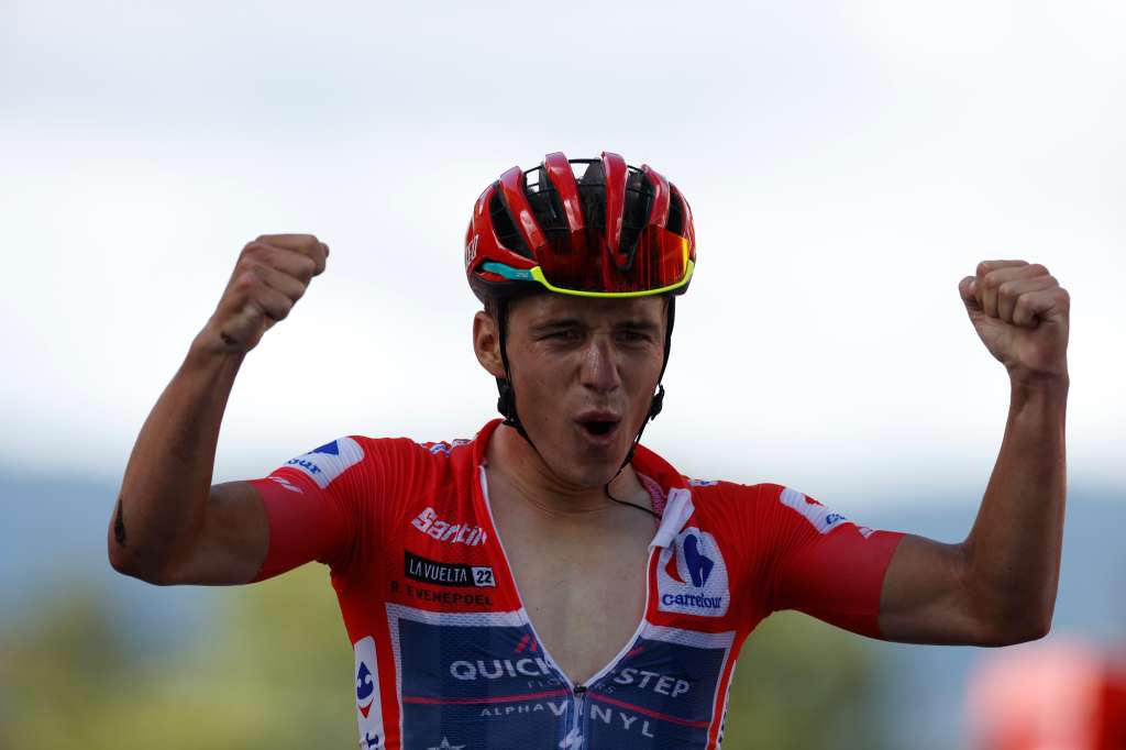CÁCERES, 08/09/2022.- El líder de la Vuelta, el belga Remco Evenepoel (Quick-Step Alpha Vinyl Team), celebra la victoria en la 18ª etapa de la Vuelta a España 2022 en Trujillo (Cáceres) este jueves. Una jornada de montaña con final en el Alto Piornal, puerto de Primera categoría que se sube dos veces y al que se llega desde Trujillo a través de 192 kms. siempre por Extremadura, por la provincia de Cáceres. EFE/ Javier Lizón
