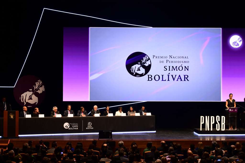 El Premio Nacional de Periodismo Simón Bolívar se entrega desde 1975 a los mejores trabajos periodísticos de medios de comunicación del país.