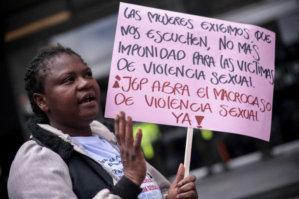 Mujeres que sufrieron violencia sexual en la guerra le exigen a la JEP que abra una investigación y que les dé respuestas sobre sus casos, en el marco del día de la dignidad de las víctimas de violencia sexual en el conflicto, que se conmemora este 25 de mayo.