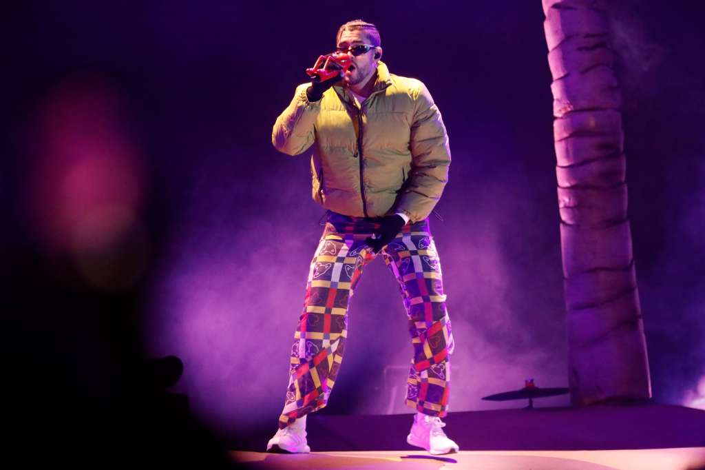BOG400. BOGOTÁ (COLOMBIA), 20/11/2022.- El cantante puertorriqueño Bad Bunny se presenta este domingo en concierto en el estadio El Campín, en Bogotá (Colombia). Bad Bunny deleitó a la capital colombiana este domingo como parte de su gira "World´s Hottest Tour 2022", tras dos presentaciones con lleno total en la ciudad de Medellín. EFE/Carlos Ortega