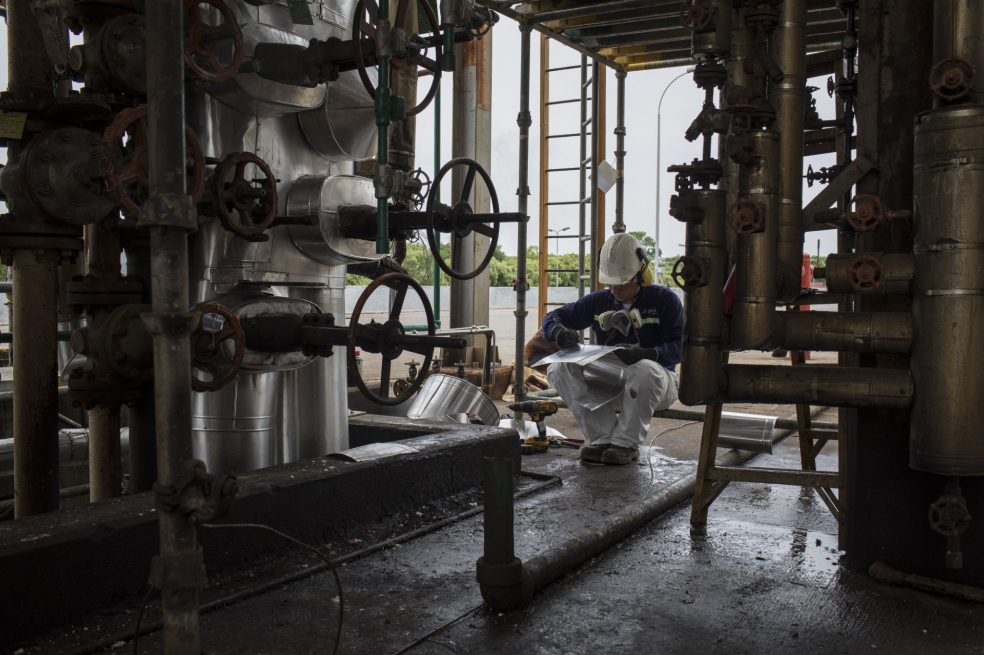 Un trabajador en la refinería de Barrancabermeja.