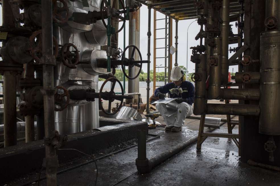 Un trabajador en la refinería de Barrancabermeja.