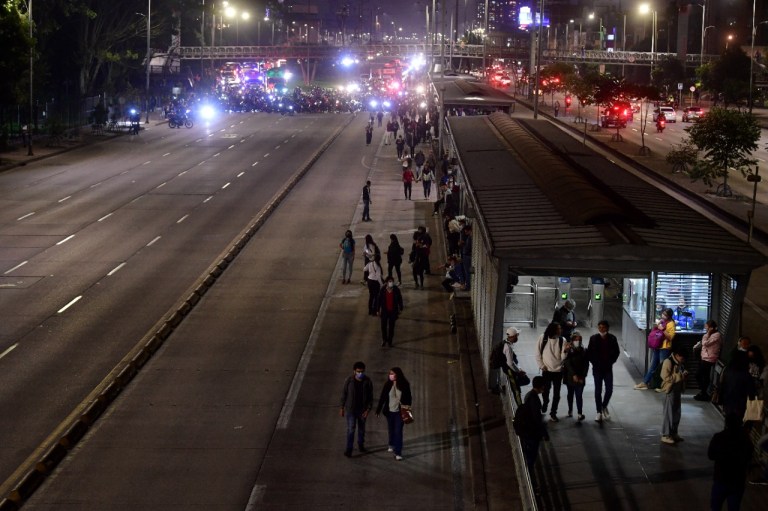 A la altura de la Universidad Nacional también se registraron bloqueos sobre las 8 p.m., en ambos carriles.