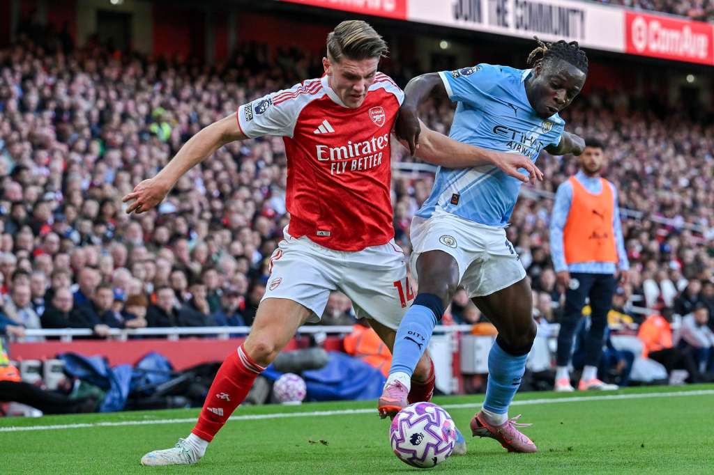 LONDON (United Kingdom), 21/09/2025.- Viktor Gyokeres of Arsenal (L) in action against Jeremy Doku of Manchester City during the English Premier League soccer match between Arsenal FC and Manchester City, in London, Britain, 21 September 2025. (Reino Unido, Londres) EFE/EPA/VINCE MIGNOTT EDITORIAL USE ONLY. No use with unauthorized audio, video, data, fixture lists, club/league logos, 'live' services or NFTs. Online in-match use limited to 120 images, no video emulation. No use in betting, games or single club/league/player publications.
