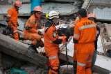 Hallan vivos 31 menores atrapados en dos escuelas tras el sismo en Indonesia