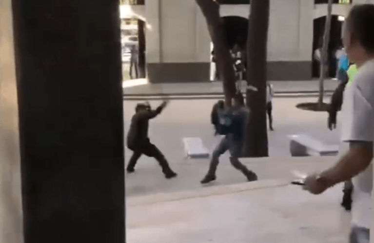 Hombre con machete enfrentó a policías frente del Palacio de Justicia en Medellín