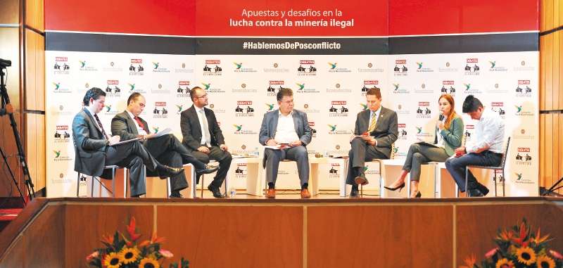 El evento fue moderado por León Valencia, director de la Fundación Paz y Reconciliación, y Élber Gutiérrez, jefe de redacción de El Espectador. / Gustavo Torrijos-El Espectador