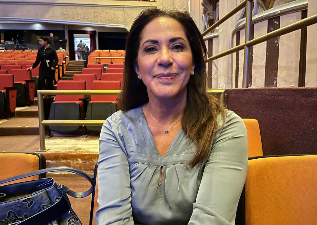 MEX8528. MÉRIDA (MÉXICO), 04/03/2023.- Laura Elena Villa, viuda del compositor mexicano Armando Manzanero, posa hoy tras una entrevista con EFE en la ciudad de Mérida, estado de Yucatán (México). El célebre compositor, actor, arreglista, productor y cantante mexicano Armando Manzanero, quien murió el 28 de diciembre de 2020, será inmortalizado en un libro-homenaje sobre su vida artística que incluirá las imágenes más importantes en sus 73 años de trayectoria. EFE/Martha López