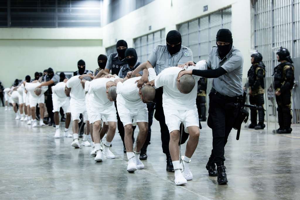 SAN LUIS TALPA (El Salvador), 17/03/2025.- A handout photo made available by the Presidency of El Salvador shows guards at the Terrorism Confinement Center (Cecot) transferring alleged members of the criminal gang known as Tren de Aragua, in San Luis Talpa, El Salvador, 16 March 2025. The President of El Salvador Nayib Bukele, announced through his X account that the country received 238 members of the Tren de Aragua gang and that they will be held for a year at Cecot. (Terrorismo) EFE/EPA/Presidency of El Salvador / HANDOUT /EDITORIAL USE ONLY/ ONLY AVAILABLE TO ILLUSTRATE THE ACCOMPANYING NEWS (CREDIT MANDATORY)HANDOUT EDITORIAL USE ONLY/NO SALES
