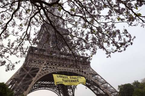 Greenpeace despliega pancarta contra el Frente Nacional en Torre Eiffel