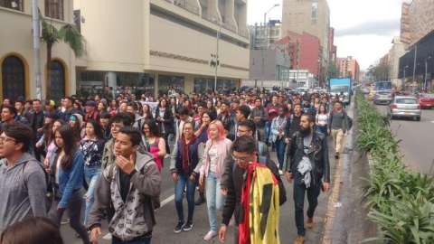 Estudiantes de la Universidad Distrital protestan frente a la Alcaldía de Bogotá