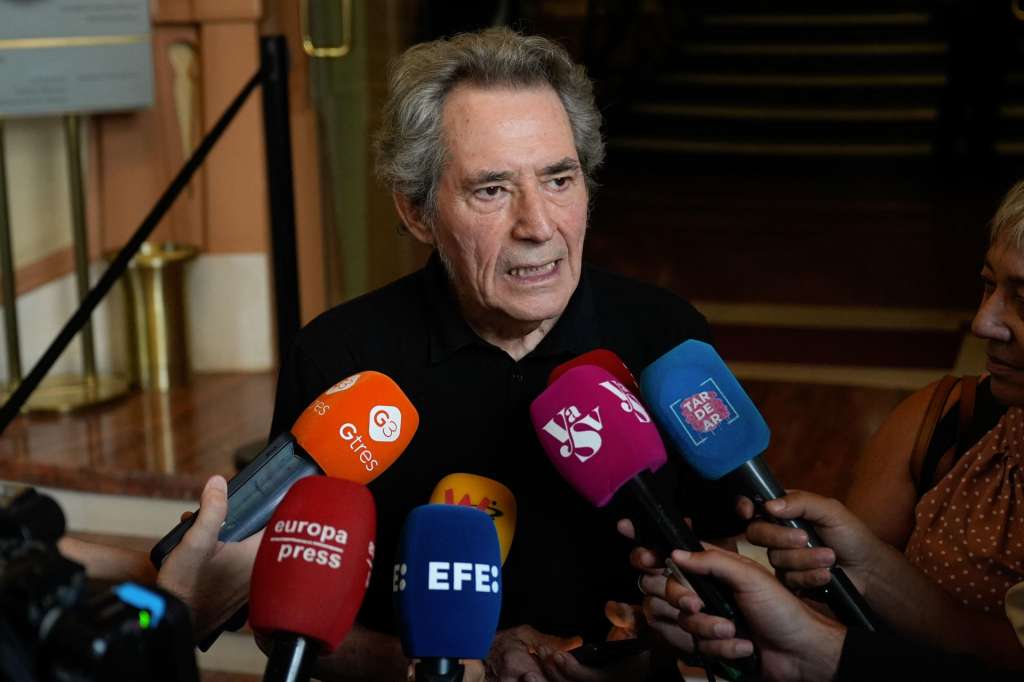 MADRID, 27/08/2025.- El cantante Miguel Ríos, a la salida de la sede de la SGAE, este miércoles en Madrid, donde está instalada la capilla ardiente de Manuel de la Calva para despedir al componente del Dúo Dinámico, que murió este martes a los 88 años. EFE/Borja Sánchez-Trillo