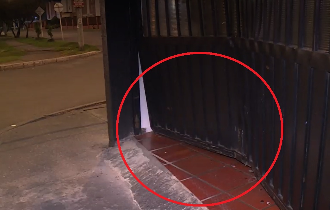Así quedó el portón del restaurante luego de que los delincuentes lo forzaran con barras metálicas.