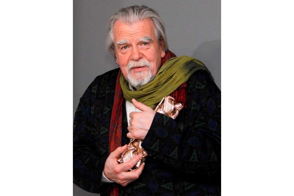 Michael Lonsdale con su premio al Mejor Actor de Reparto por su papel en “Des Hommes et des Dieux” durante la 36a ceremonia de entrega de premios Cesar celebrada en el Teatro Chatelet de París, Francia, el 25 de febrero de 2011.