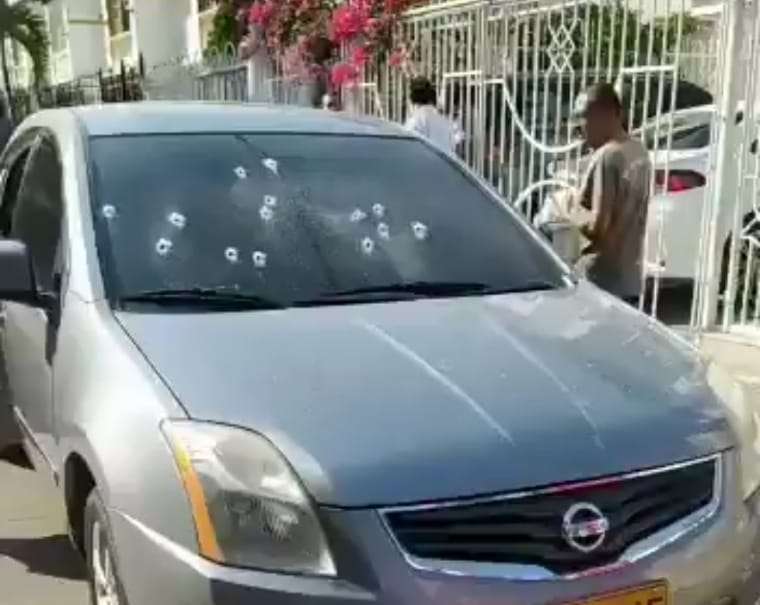 Así quedó uno de los carros implicados en la balacera.
