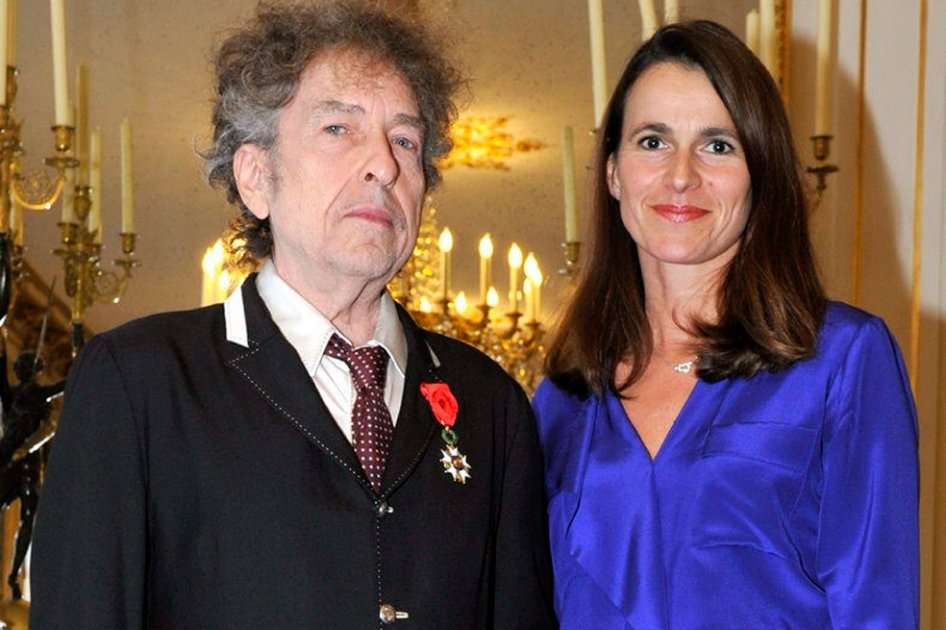 El músico estadounidense Bob Dylan, acompañado por la Ministra de Cultura y de Comunicación, Aurélie Filippetti, tras la ceremonia en la que el legendario cantante ha recibido la orden de la "Legión de Honor".