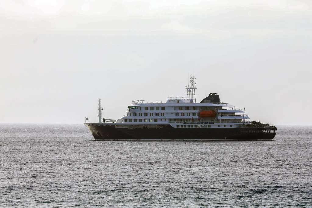 Praia (Cape Verde), 04/05/2026.- Dutch cruise ship MV Hondius is anchored off the coast of the city of Praia on the island of Santiago, Cape Verde, 04 May 2026, after three people died onboard from an acute respiratory syndrome. The World Health Organization (WHO) reported one confirmed case and five additional suspected cases of hantavirus infection on the vessel sailing in the Atlantic Ocean. Three of those affected have died and one is currently in intensive care in South Africa. (Cabo Verde, Sudáfrica) EFE/EPA/ELTON MONTEIRO