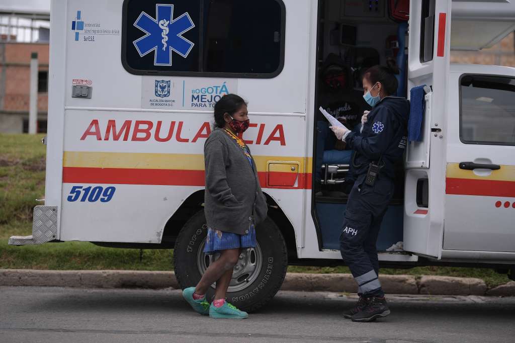 En la madrugada de este jueves, 111 familias de la comunidad indígena Embera Katío se tomaron de forma ilegal un conjunto de apartamentos de interés social de la Caja de Vivienda Popular, ubicados en el barrio Arborizadora Baja de la localidad Ciudad Bolívar, exigiendo alimentación y  vivienda. Algunos de ellos resultaron heridos por los choques con la policía que intentaba impedir su ingreso. En horas de la tarde los indígenas abandonaron pacíficamente la edificación con la condición de establecer una mesa de diálogo, para llegar a acuerdos con el Estado.