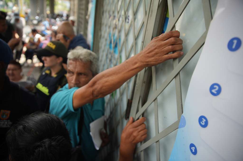 AME1254. CALI (COLOMBIA), 21/03/2025.- Un usuario de la Nueva EPS hace fila para reclamar medicamentos este viernes, en Cali (Colombia). EFE/ Ernesto Guzmán