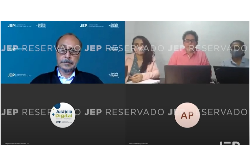 El magistrado Iván González, el excomandante de Farc Pastor Alape y sus abogadas en la diligencia judicial virtual.