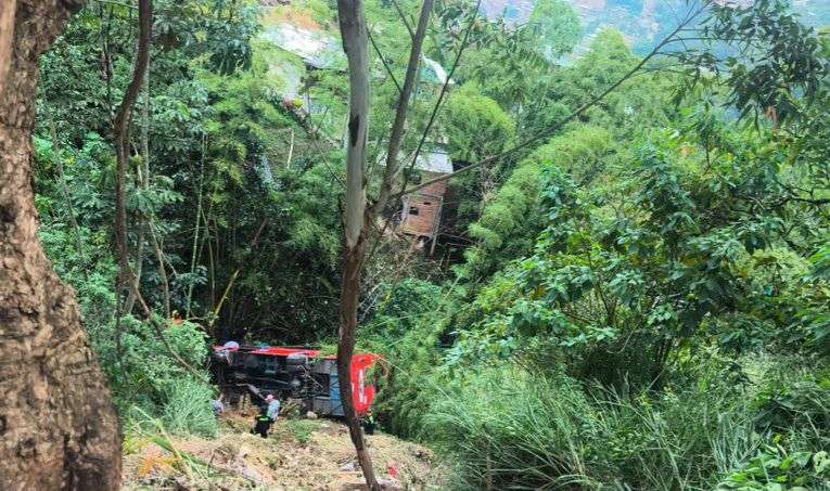 Organismos de socorro atienden la emergencia en el sector Los Columpios, donde el bus cayó a un abismo de cerca de 20 metros.