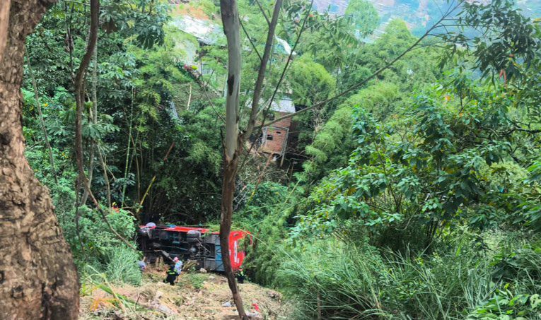Bus cayó a un abismo en Santa Elena, zona rural de Medellín: hay 12 heridos