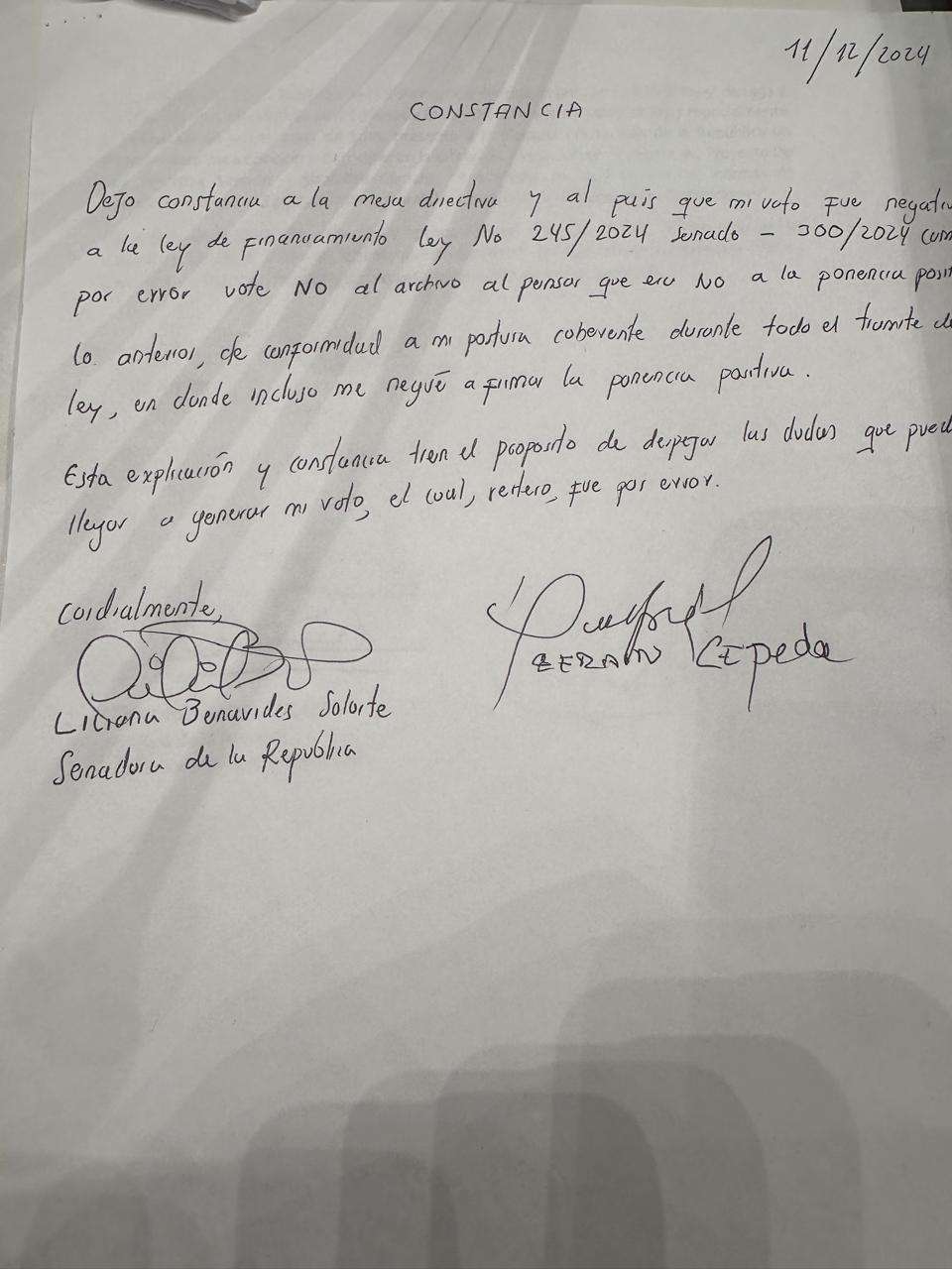 Constancia de por qué Efraín Cepeda y Liliana Benavides, del Conservador, votaron negativo "por error" que no se archivara la ley de financiamiento.