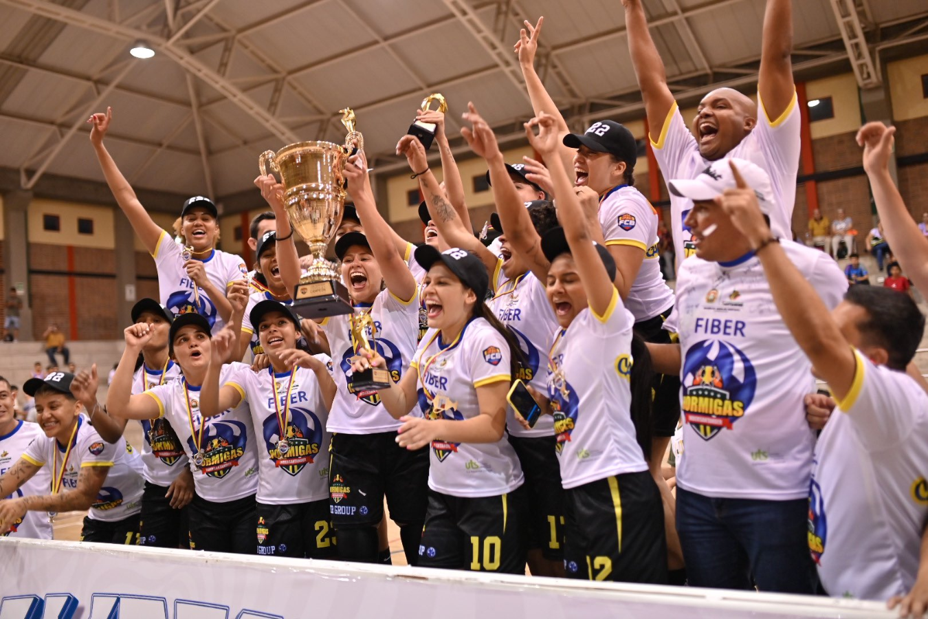 El equipo santandereano se coronó campeón de la Liga Superior de Baloncesto 2022 tras derrotar a Indeportes Antioquia.
