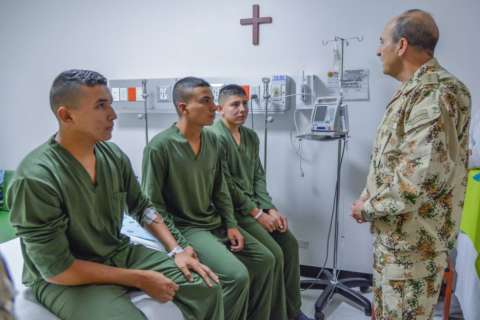 Comandante del Ejército visitó a militares liberados por el ELN