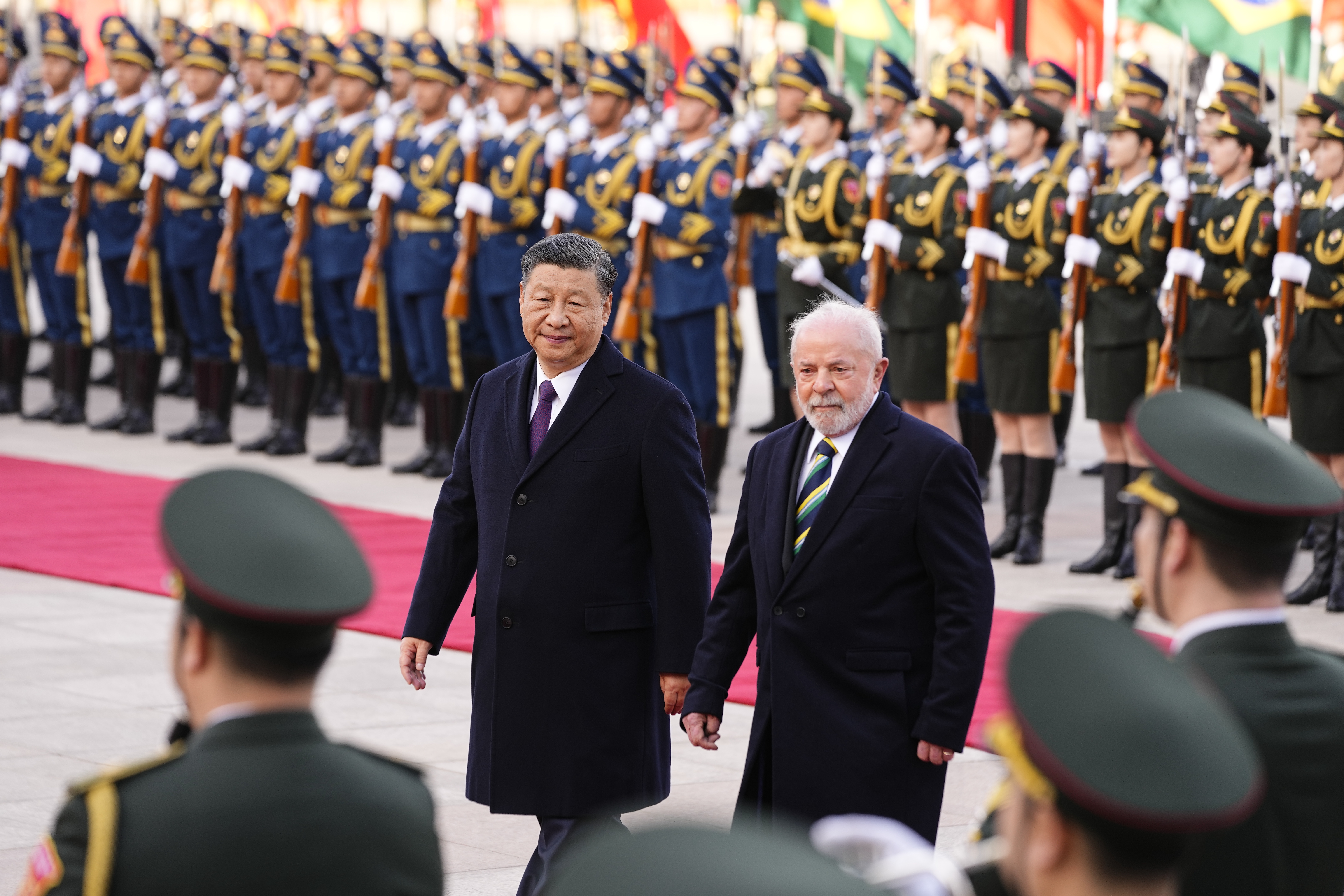 Beijing (China), 14/04/2023.- Brazilian President Luiz Inacio Lula da Silva (R) inspects an honor guard with Chinese President Xi Jinping during a welcome ceremony held outside the Great Hall of the People in Beijing, China, 14 April 2023. (Brasil) EFE/EPA/KEN ISHII / POOL