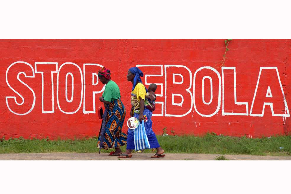 Mujeres en una calle de Monrovia , en Liberia, donde ya han muerto más de 500 personas a causa del ébola. / AFP