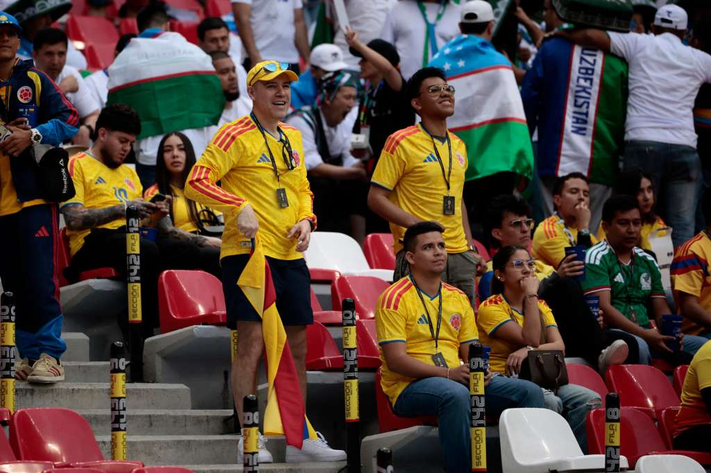 GR4175. CIUDAD DE MÉXICO (MÉXICO), 17/06/2026.- Aficionados de Colombia reaccionan este miércoles, previo al partido del grupo K del Mundial de la FIFA 2026 entre Uzbekistán y Colombia, en el estadio Azteca en Ciudad de México (México). EFE/ José Méndez