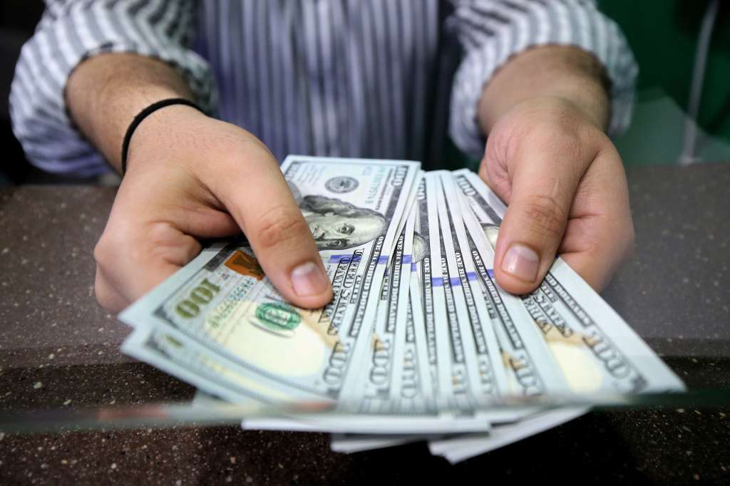 Peshawar (Pakistan), 15/08/2023.- A foreign currency dealer sorts US Dollars at a money exchange company in Peshawar, Pakistan, 15 August 2023. The US dollar on 15 August reached Rs300 mark in open market during intraday trading against Pakistani rupee days after the National Assembly was dissolved, handing over the powers to the caretaker Prime Minister Anwaarul Haq Kakar. The intraday trading, the greenback gained Rs4 to reach the Rs300 against the local currency, which also lost ground in the interbank market. (Abierto) EFE/EPA/ARSHAD ARBAB