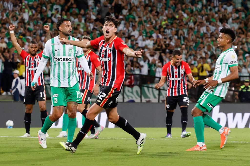 AME9591. MEDELLÍN (COLOMBIA), 12/08/2025.- Nahuel Ferraresi (c) de Sao Paulo celebra un penalti fallado por Edwin Cardona (i) de Nacional este martes, en un partido de los octavos de final de la Copa Libertadores entre Atlético Nacional y Sao Paulo en el estadio Atanasio Girardot en Medellín (Colombia). EFE/Mauricio Dueñas Castañeda