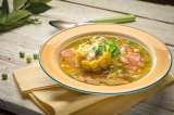 Prepara sopa de vegetales y papa criolla con sabor colombiano