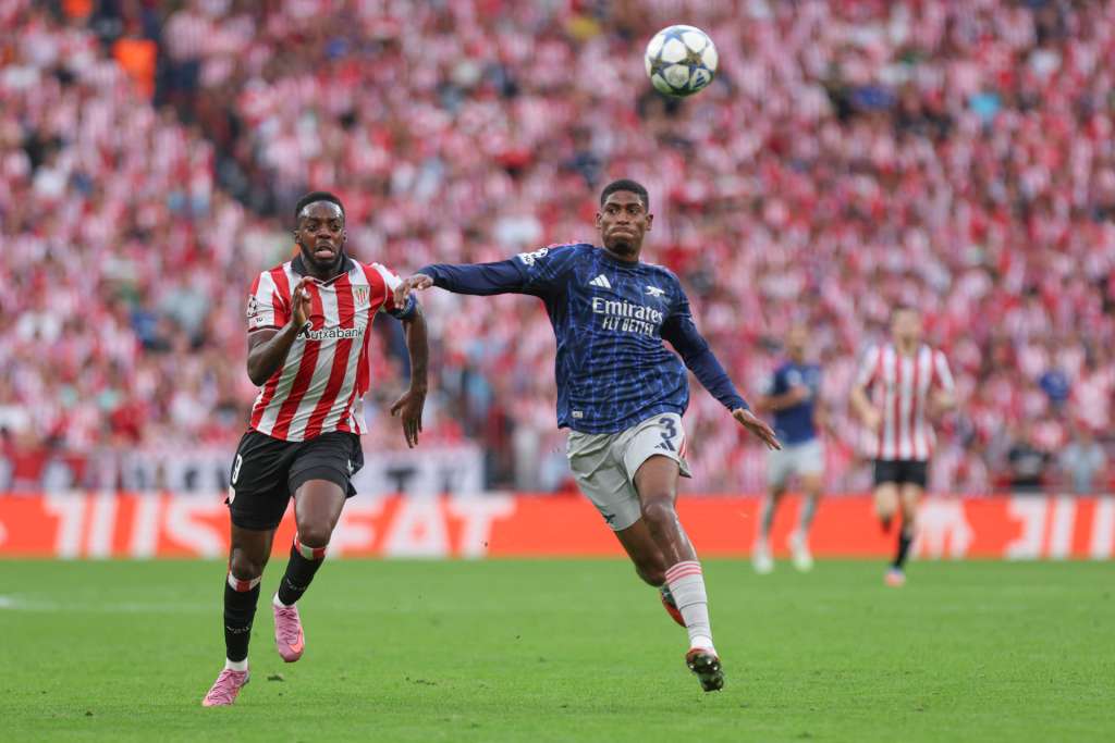 BILBAO, 16/09/2025.- El delantero del Athletic Iñaki Williams (i) disputa un balón con el defensa del Arsenal Cristhian Mosquera (d) durante el primer partido de la fase de la Liga de Campeones entre el Athletic Club de Bilbao y el Arsenal, este martes en el estadio de San Mamés en Bilbao. EFE/ Luis Tejido