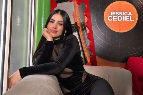 Jessica Cediel se viralizó al dejarse ver lavando los platos en “paños menores”