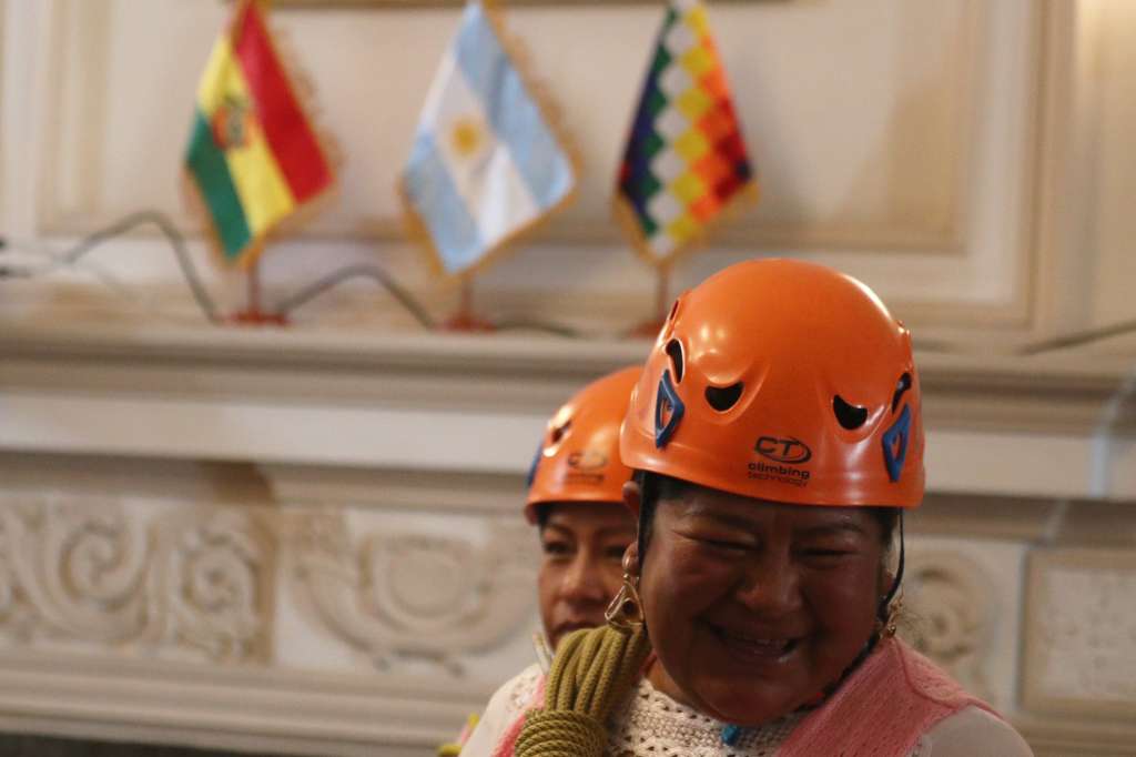 BOL01 LA PAZ (BOLIVIA) 12/07/2023.- Representantes de las cholitas escaladoras asisten al lanzamiento de un encuentro sobre montañismo hoy en La Paz (Bolivia). El amor por las montañas juntó a un grupo de mujeres de Argentina, Bolivia y otros países, quienes luego de hacer un recorrido por la cordillera Quimsa Cruz decidieron impulsar el turismo sustentable en ese lugar a través de la capacitación de los jóvenes en conservación y deportes al aire libre. EFE/ Luis Gandarillas