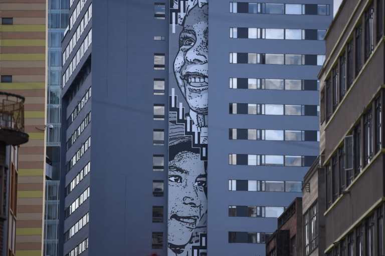 Un mural en un edificio