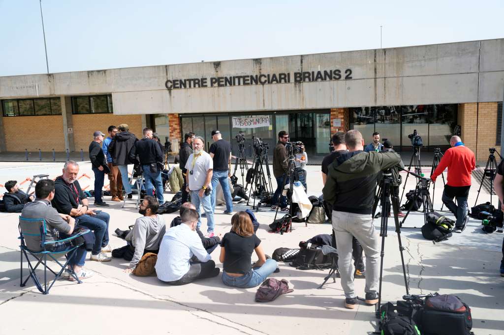 GRAFCAT1737. BARCELONA, 21/03/2024.- Numerosos periodistas esperan ante la entrada de la cárcel Brians 2 mientras el exjugador del Barça Dani Alves se afana por reunir entre su entorno el millón de euros que la Audiencia de Barcelona le ha impuesto como fianza para salir de prisión, mientras se resuelven los recursos contra la sentencia que lo condenó a cuatro años y medio por violar a una joven en una discoteca. EFE/Alejandro García