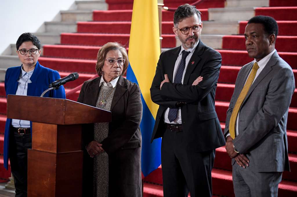 Rueda de prensa dirigida por la canciller Rosa Villavicencio y otros miembros del gabinete, sobre la relación actual con Estados Unidos, luego de la incursión de este a Venezuela.