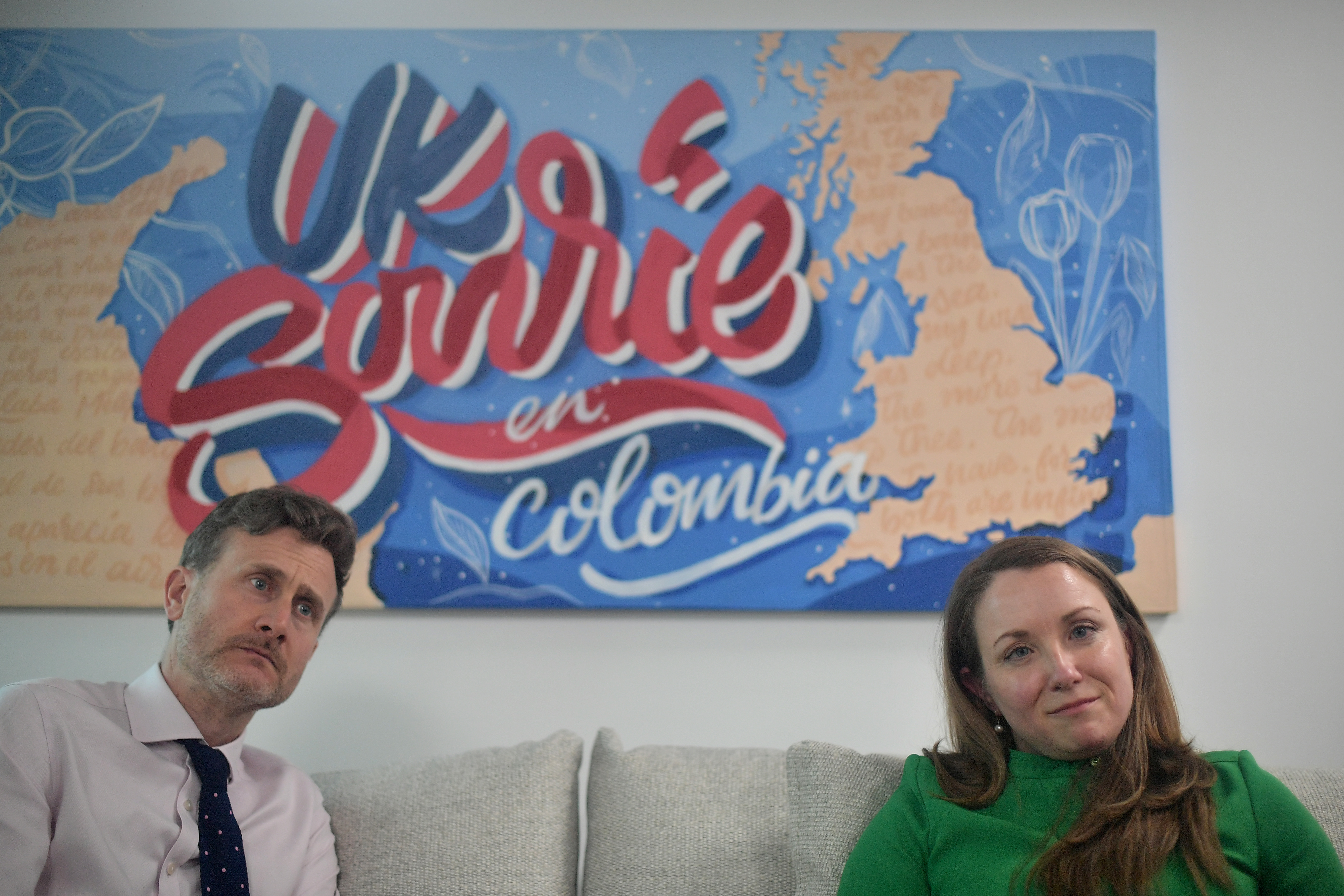 El embajador del Reino Unido en Colombia, George Hodgson, y la embajadora de Irlanda, Fiona Nic Dhonnacha.