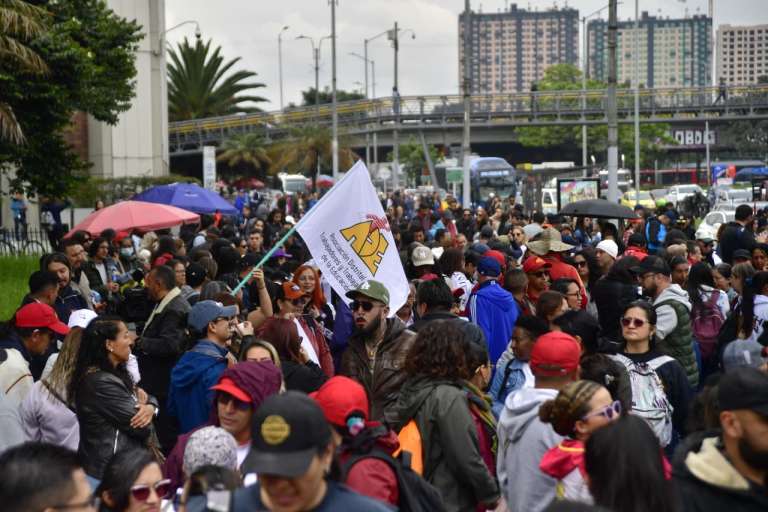 Ciudadanos y docentes se suman a la movilización del magisterio en Bogotá. Las protestas del gremio educativo suelen concentrarse en el centro de la capital.