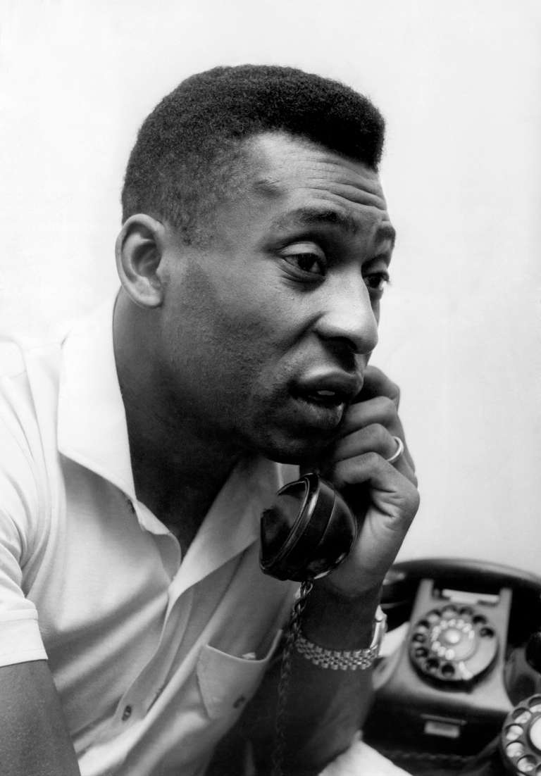SANTOS (BRASIL), 29/12/2022.- Fotografía de archivo fechada el 8 de diciembre de 1969 que muestra al futbolista brasileño Edson Arantes do Nascimento "Pelé", mientrashabla por teléfono tras firmar un contrato con la Agencia Efe, en Santos (Brasil). El brasileño Edson Arantes do Nascimento 'Pelé', considerado por muchos el mejor futbolista de todos los tiempos, murió este domingo a los 82 años, debido a las complicaciones del cáncer que padecía EFE/ Archivo