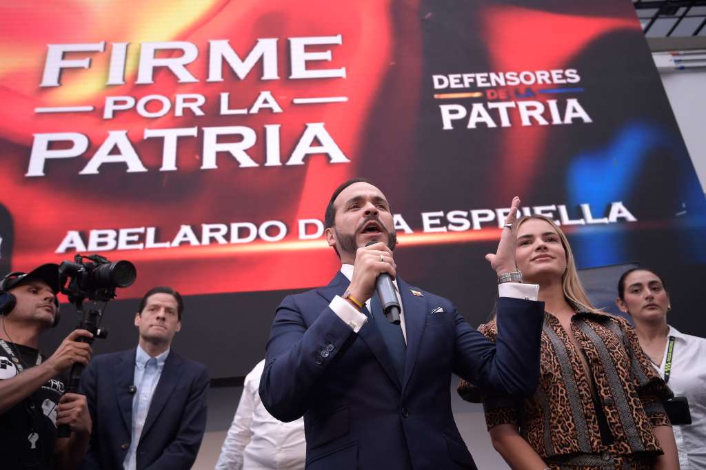 Abogado y precandidato presidencial por su movimiento "Defensores de la Patria", hace entrega de 4,8 millones de firmas en la Registraduría.