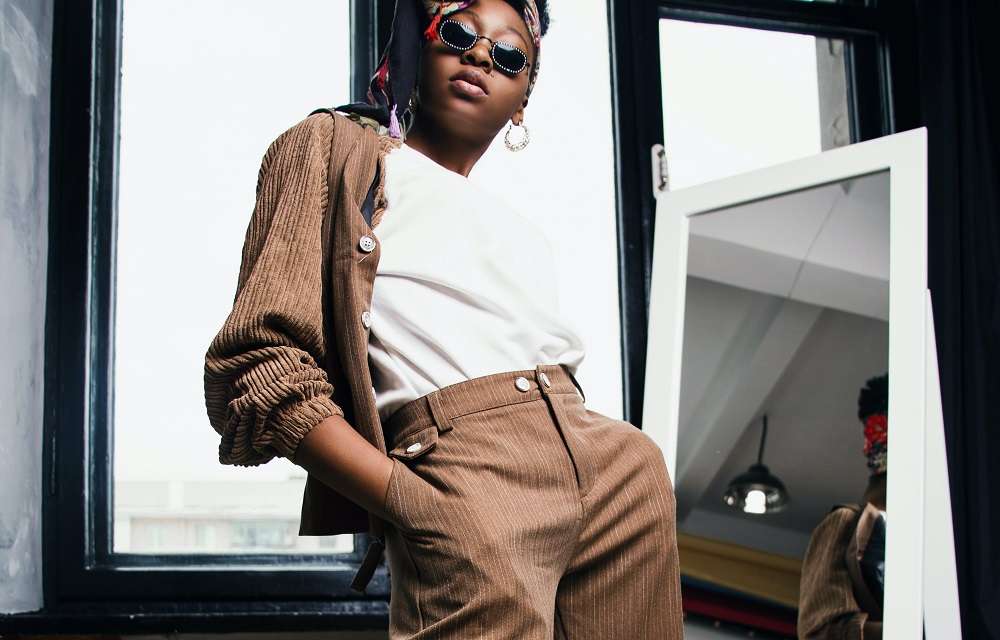 Entre los pantalones de moda encontramos los de tiro alto y ancho, sin embargo, hay que tener cuidado con las proporciones.