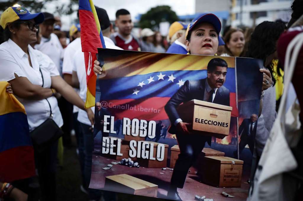 AME1557. SAN JOSÉ (COSTA RICA), 17/08/2024.- Ciudadanos venezolanos que residen en Costa Rica protestan este sábado para rechazar los resultados de las elecciones celebradas el 28 julio, en San José (Costa Rica). Unos 3.000 venezolanos radicados en Costa Rica se unieron este sábado a la 'Gran Protesta Mundial por la Verdad', en la cual exigieron que el Gobierno de Nicolás Maduro respete el resultado -que para la oposición no es el divulgado por el ente electoral venezolano- de las elecciones realizadas el pasado 28 de julio. EFE/ Jeffrey Arguedas