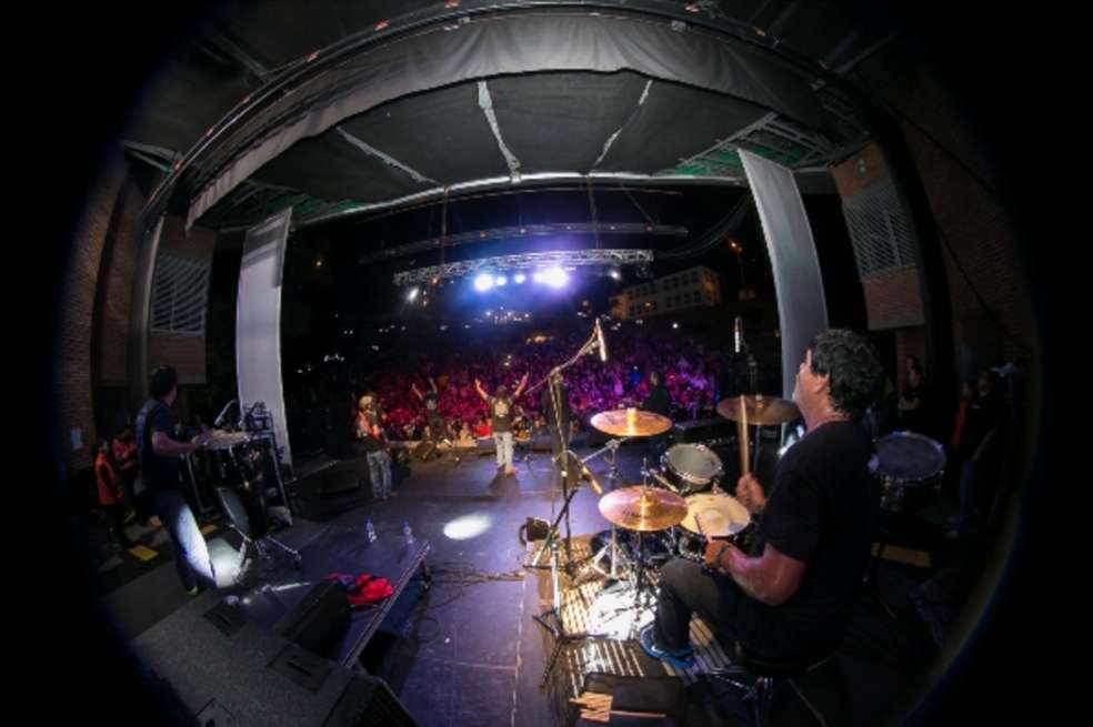 Bogotá cuenta con los festivales de Rock, Salsa, Colombia, Rap y Jazz al Parque. En un intento por reunir estas expresiones musicales, Festivales al Parque se reorganiza y crea una plataforma de shows en vivo y de capacitaciones a artistas para enfrentar la crisis del sector.